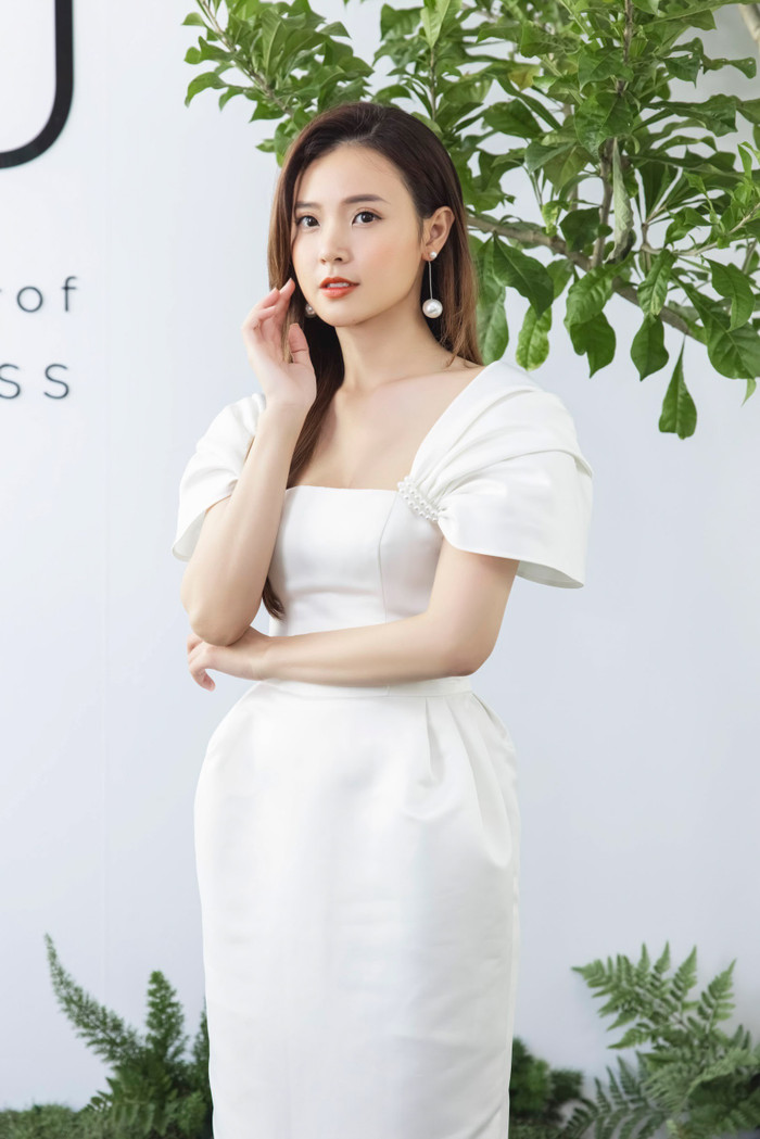 Midu nền nã trong sắc trắng.