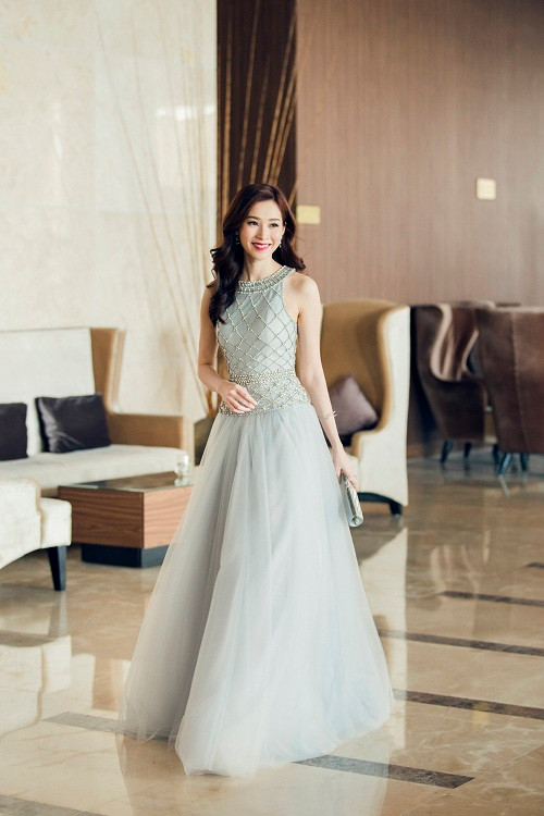 Đặng Thu Thảo  tỏa sáng rạng ngời tại sự kiện với thiết kế dạ hội tông màu xanh quyến rũ