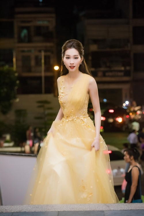 Người đẹp từng khoe nhan sắc với váy công chúa màu cát làm từ chất voan mỏng
