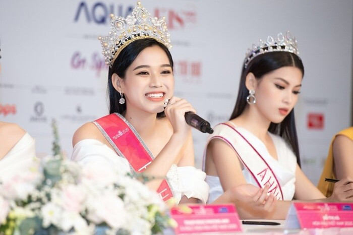 Sau đêm đăng quang, Đỗ Thị Hà liền bị soi hàm răng kém xinh.