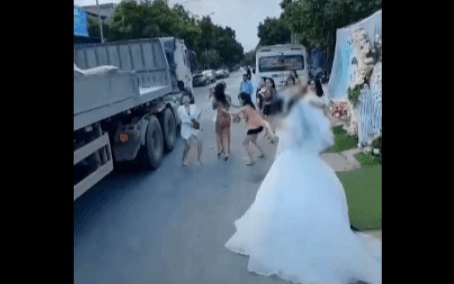 Clip: Mải mê bắt hoa cưới ngoài đường lớn, cô gái suýt lao vào container khiến nhiều người thót tim Ảnh 2