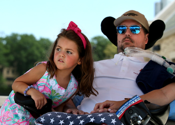 Pete Frates và con gái. (Ảnh: Nancy Lane / MediaNews Group)