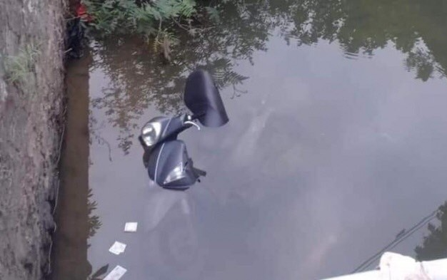 Phát hiện thi thể 2 thanh niên tử vong cạnh xe máy dưới suối Ảnh 2