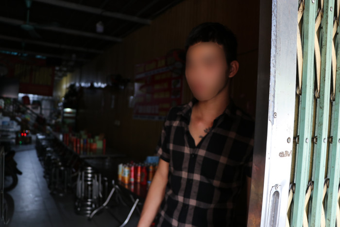 Dương cho rằng em trai làm biếng nên mới bị chủ quán đánh chửi.