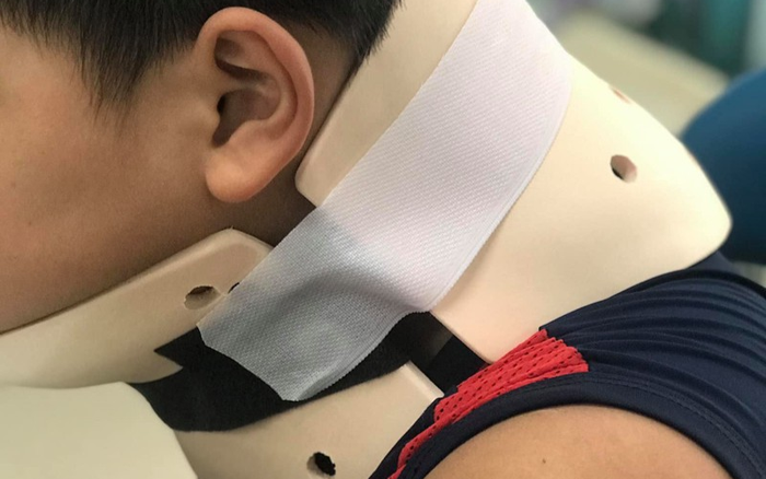 Bắt chước trò nhào lộn trên Tik Tok, bé trai 10 tuổi suýt gãy cổ Ảnh 2