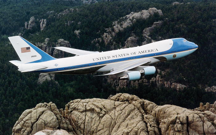 Vì sao 'pháo đài trên không' Air Force One của Tổng thống Mỹ có màu xanh? Ảnh 2