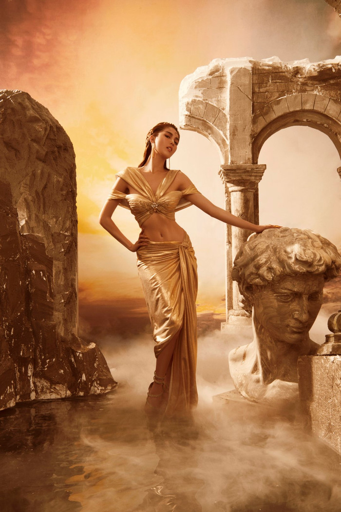 Chị em Ngọc Trinh - Chi Pu hóa nữ thần với váy xẻ cao gợi cảm tột độ Ảnh 2