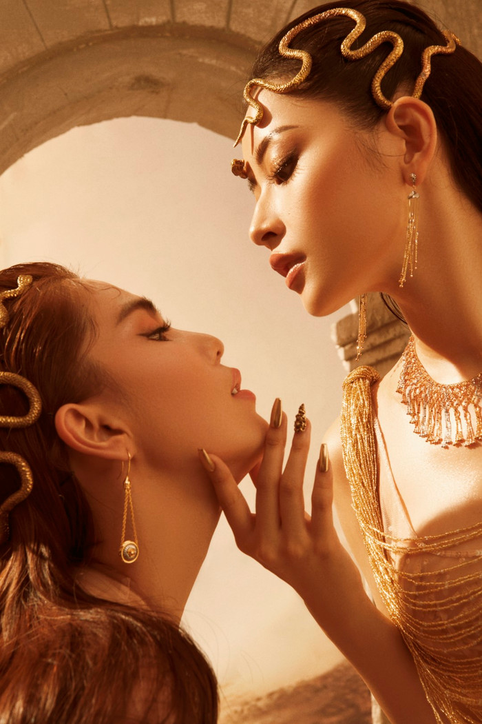 Chị em Ngọc Trinh - Chi Pu hóa nữ thần với váy xẻ cao gợi cảm tột độ Ảnh 8