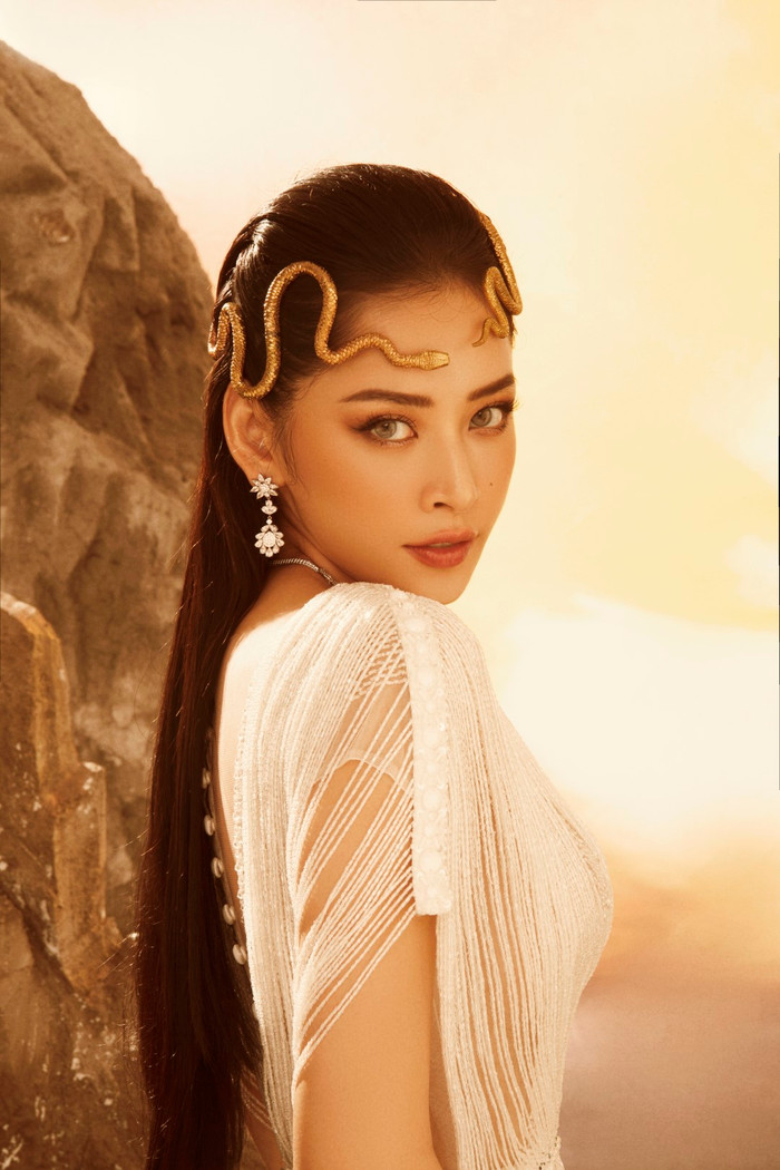 Chị em Ngọc Trinh - Chi Pu hóa nữ thần với váy xẻ cao gợi cảm tột độ Ảnh 27