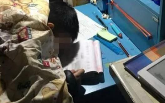 Học từ sáng đến nửa đêm, cậu bé lớp 2 xin mẹ chợp mắt 5 phút và mãi mãi không tỉnh dậy Ảnh 2