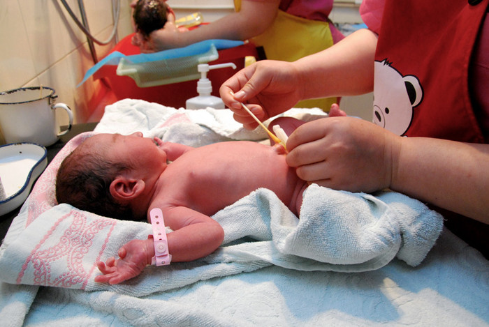 Hy vọng sớm có vaccine để các em bé sơ sinh Trung Quốc lưu lạc ở nước ngoài có thể đoàn tụ với gia đình.