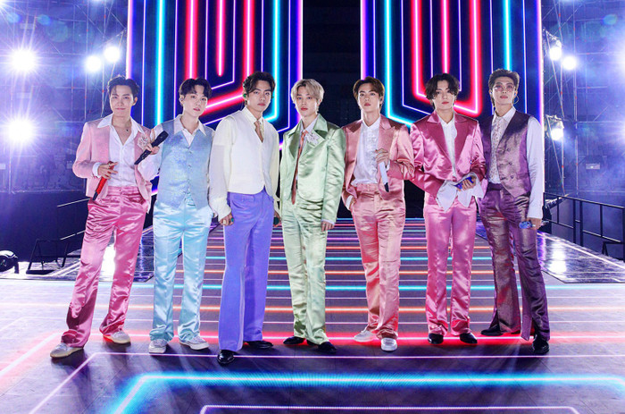 BTS lên bìa Esquire Mỹ: 'Thống trị thế giới không phải dự định' Ảnh 13