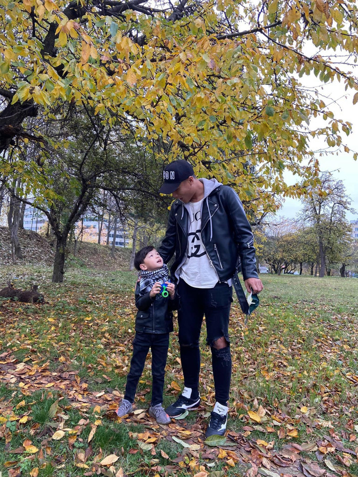 Mạc Hồng Quân sang Séc làm 'lao công' nhưng từ đầu đến chân toàn đồ hiệu Ảnh 4