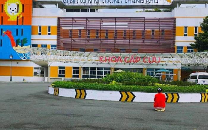 Rớt nước mắt câu chuyện người mẹ quỳ giữa trời nắng gắt để cầu nguyện cho con tại bệnh viện Nhi Đồng Ảnh 2
