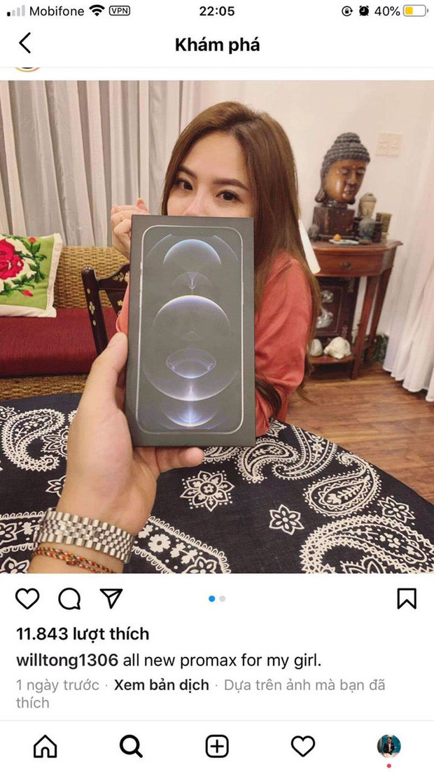  Cách đây không lâu, Tống Đông Khuê vừa mua hẳn điện thoại xịn xò để tặng cho bạn gái của mình mà... không cần nhân dịp nào cả. 