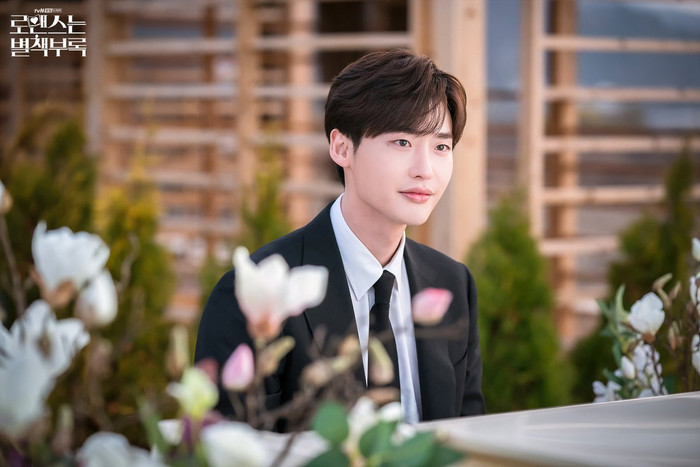 Lee Jong Suk xác nhận đóng 'The Witch 2' hậu xuất ngũ: Nữ chính sẽ là ai? Ảnh 2