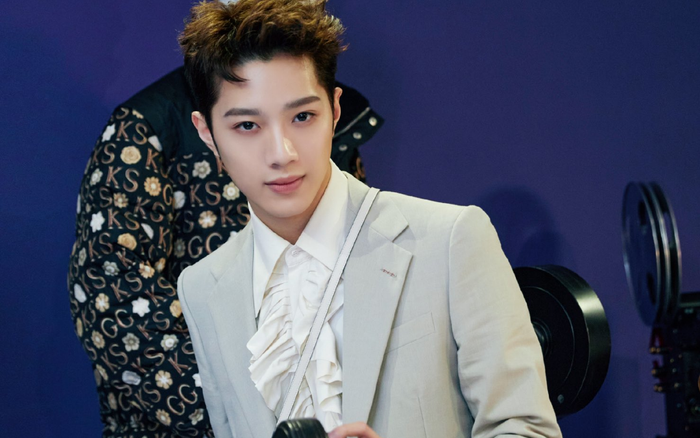 Lại Quán Lâm bị chụp những hình ảnh xấu: Giơ ngón tay thối, hút thuốc rồi khạc nhổ bừa bãi Ảnh 2