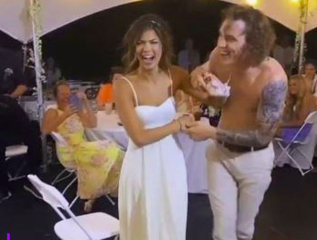 Cô dâu và chú rể vẫn vui chơi với bạn bè tới 8h sáng ôm sau.