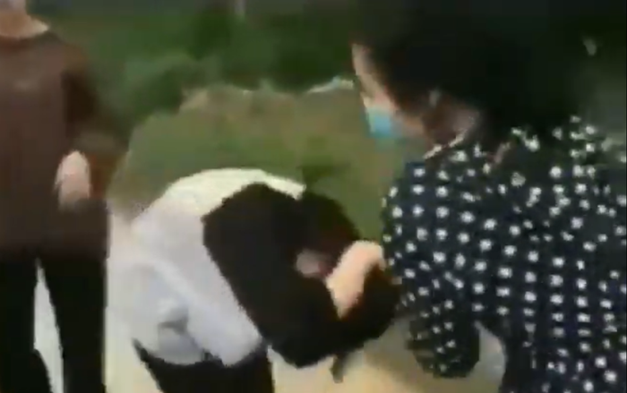 Nữ sinh cấp 3 ở Thanh Hóa dùng mũ bảo hiểm đánh liên tiếp vào đầu bạn, bắt quỳ xuống xin lỗi Ảnh 2