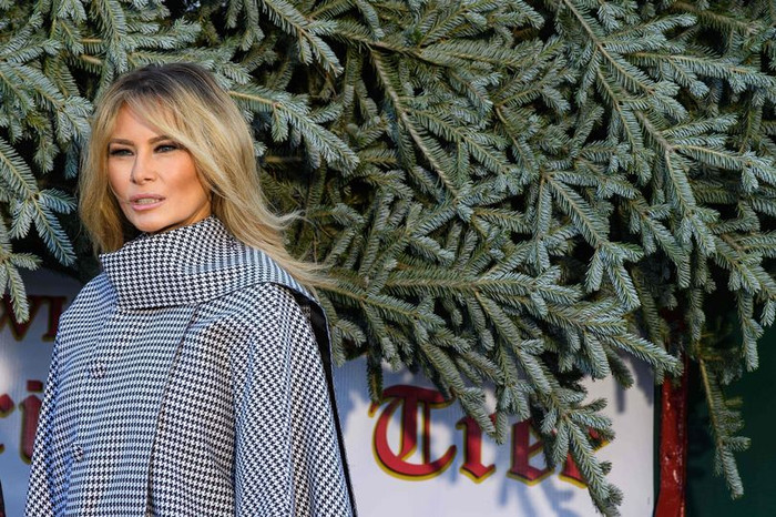 Bà Melania có màu tóc mới khi xuất hiện trong lễ đón cây Giáng sinh tại Nhà Trắng.