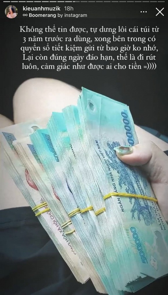 Hình ảnh Kiều Anh cầm xấp tiền trên tay sau khi đi rút tiền từ cuốn sổ tiết kiệm bị 'lãng quên' cách đây 3 năm.