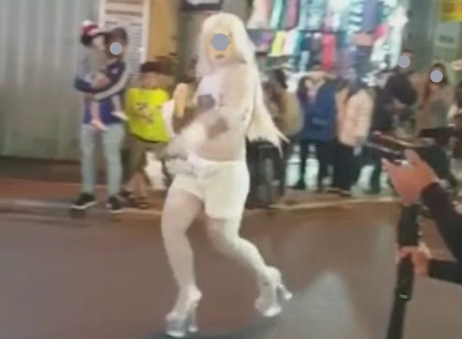 Những nam thanh niên này thậm chí còn có hành động phản cảm ngay trước mặt trẻ em