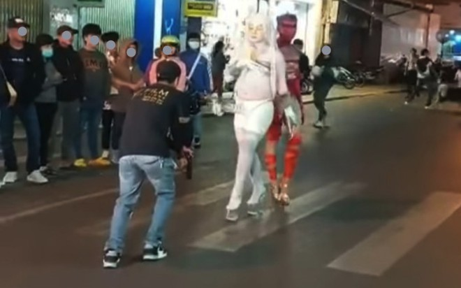 Xác minh 2 nam thanh niên ăn mặc kỳ quái, làm trò phản cảm gây náo loạn đường phố Đà Lạt Ảnh 2