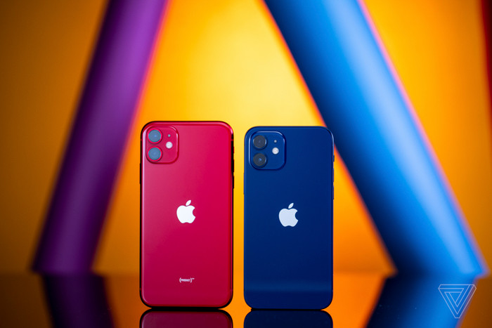 Dù không có thống kê chính thức, nhiều người tin rằng phân khúc iPhone xách tay ở Việt Nam sôi động hơn thị trường chính ngạch. Ảnh: The Verge