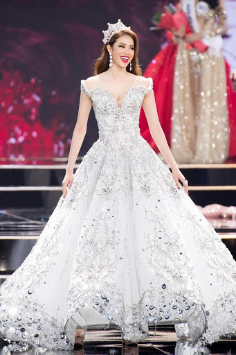 Chiếc váy giúp Phạm Hương khoe được vẻ đẹp ngọt ngào như một cô công chúa.