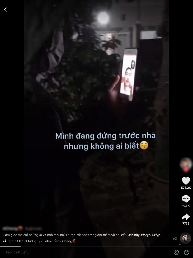 Nữ sinh giả vờ gọi facetime nói chuyện với bố như thường lệ mà giấu nhẹm chuyện về thăm nhà.