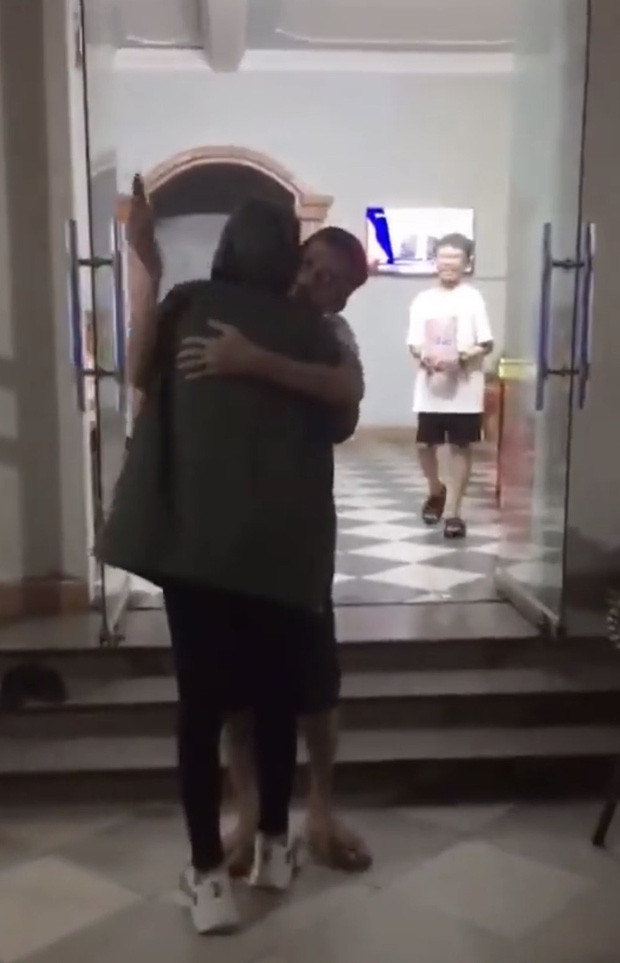 Khỏi phải nói, bố vui mừng thế nào, nhanh chân ôm lấy cô con gái bé bỏng