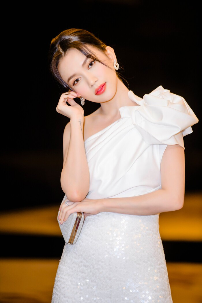 Tông màu trắng, hồng hay các sắc độ sáng mang đến vẻ trẻ trung, gợi cảm cho Thủy Tiên.