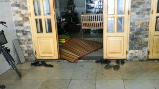 Nạn nhân gục xuống nền nhà dân tử vong. Ảnh: CAND