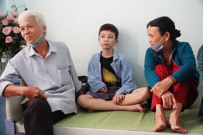 Ông Minh và bà Lập xót xa khi thấy trên cơ thể bé Duy nhiều vết thương.