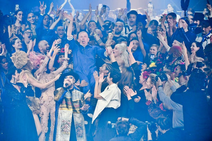 Buổi catwalk ready-to-wear Xuân / Hè 2020 của Jean-Paul Gaultier tôn vinh thời trang Pháp hiện đại, sự đa dạng, giới tính và văn hóa đại chúng. BST có hơn 200 trang phục, kết hợp với những màn trình diễn sống động và loạt khách mời nổi tiếng.  