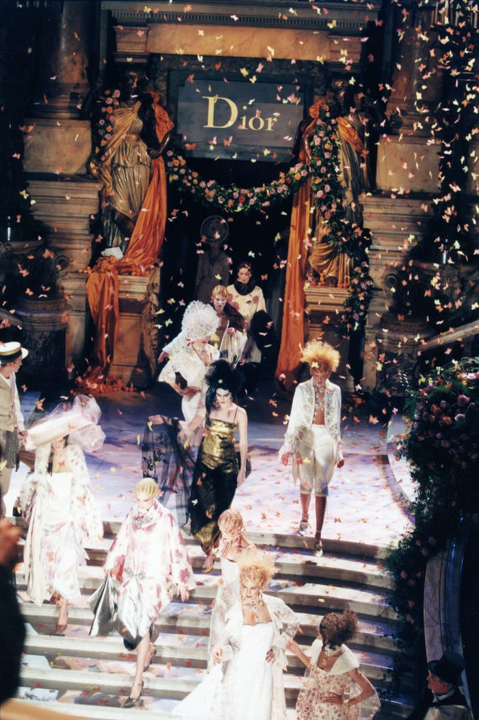 BST thời trang cao cấp Xuân / Hè 1998 của Christian Dior tràn ngập cảm hứng đến từ đầu thế kỷ 20 và thời đại baroque. Buổi trình diễn của hãng được tổ chức ở Opera Garnier, Paris. Đường băng xa hoa đặt trên bậc thang đá cẩm thạch vẫn luôn được ca ngợi là một trong những sàn catwalk lộng lẫy nhất.  