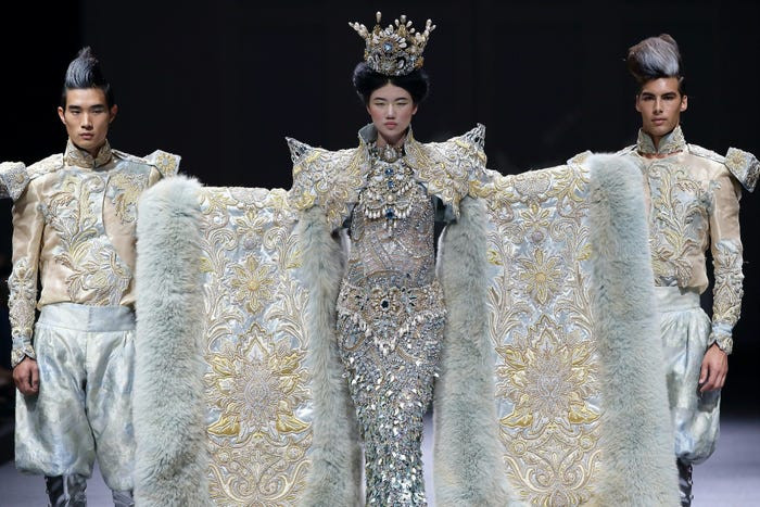 BST năm 2013 của nhà thiết kế Trung Quốc Guo Pei trông khá nặng nề nhưng cầu kỳ đến từng chi tiết. Các người mẫu phải đi giày platform, cao đến mức phải có người hộ tống xuống sàn catwalk. 