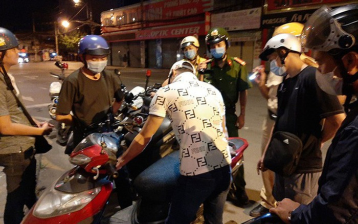 Người đàn ông ngoại quốc say rượu lao ra đường chặn xe, hành hung công an Ảnh 2