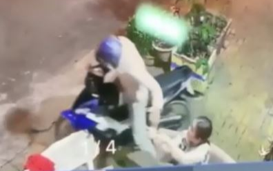 Clip: 'Chị ơi cho em hỏi thăm' và pha cướp điện thoại chớp nhoáng khiến nạn nhân điếng người Ảnh 2