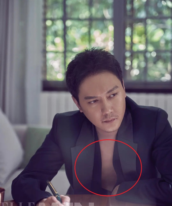 Dáng vẻ tăng cân nhưng lại dám mặc áo vest hở ngực khiến Phùng Thiệu Phong càng bị dân mạng chế nhạo, chê cười.