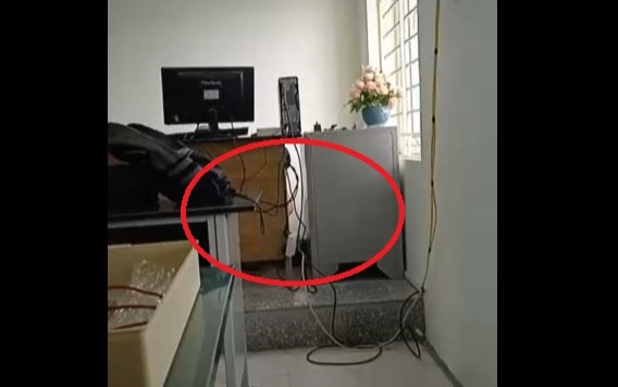 Cô giáo bỗng ngồi thụp xuống gầm bàn lúc giờ ra chơi, lại gần mới biết lí do cực kỳ bất ngờ Ảnh 2