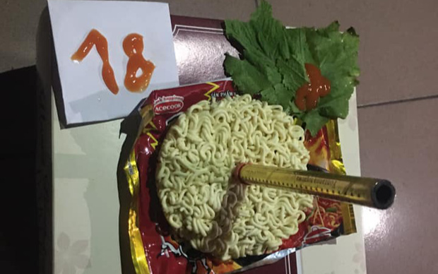 Nữ sinh được bạn bè tặng bánh kem 'đặc biệt' sinh nhật lần thứ 18, có lẽ cả đời cũng không thể quên Ảnh 2