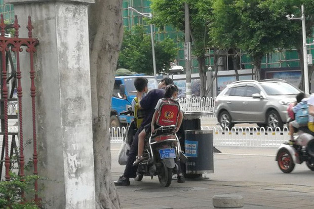 Ngồi đợi con ăn sáng trước giờ đến trường, ông bố nhận 'cơn mưa' lời khen từ CĐM bởi hành động này Ảnh 3