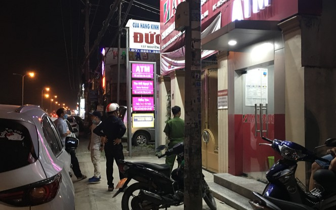 Nóng: Truy bắt đối tượng cầm hung khí xông vào cướp ngân hàng ở Đồng Nai Ảnh 2