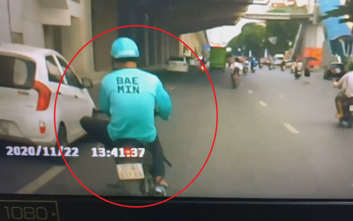 Clip: Thanh niên vừa sử dụng điện thoại, vừa lái xe rồi 'xi nhan' theo kiểu chẳng giống ai đầy nguy hiểm Ảnh 2