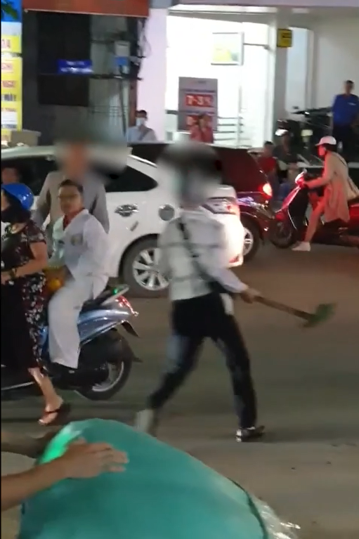 Clip: Sau va chạm, 2 người đàn ông mang mũ, xẻng ra đánh nhau giữa đường phố khiến dân tình ngao ngán Ảnh 4