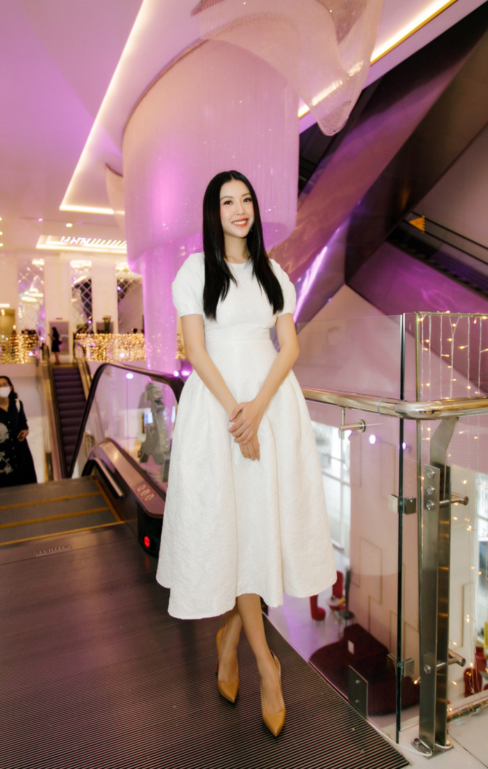 Á hậu Thuý Vân đẹp ngọt ngào, được chồng hộ tống dự sự kiện chỉ một tháng sau sinh Ảnh 1