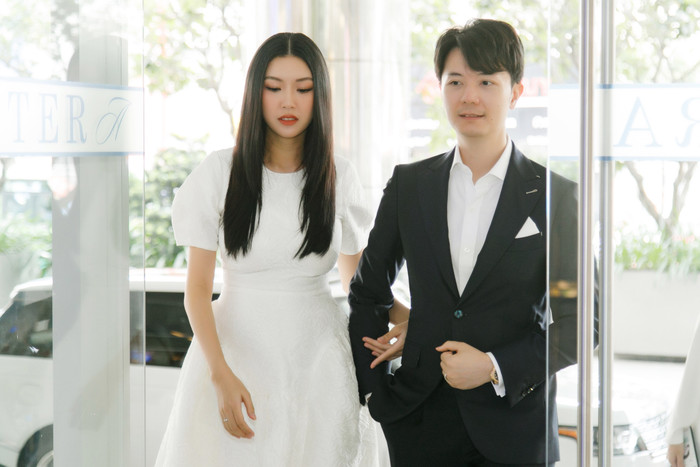 Á hậu Thuý Vân đẹp ngọt ngào, được chồng hộ tống dự sự kiện chỉ một tháng sau sinh Ảnh 5