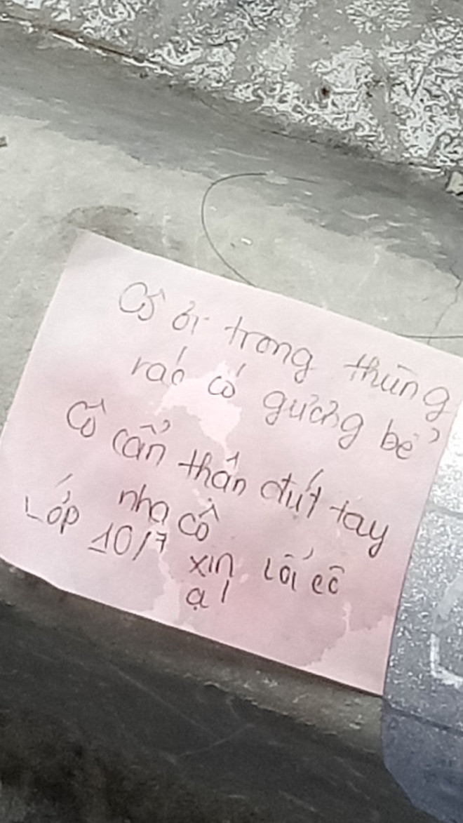 Có lẽ, lời nhắn dễ thương này của các học sinh sẽ khiến các cô lao công vô cùng ấm lòng...