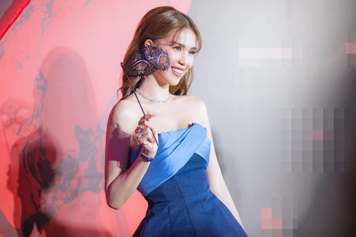 Chiếc váy tông xanh làm nổi bật làn da trắng sứ, kiểu cúp ngực đơn giản nhưng trẻ trung, thời thượng khiến Ngọc Trinh trông như nàng công chúa mỹ miều. 